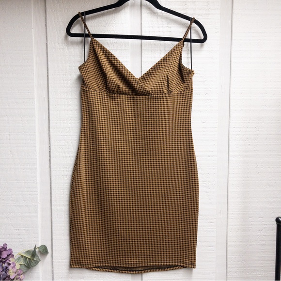 DONATING 10.01.2025 | FashionNova Typical Day Houndstooth Mini Dress - Picture 5 of 10